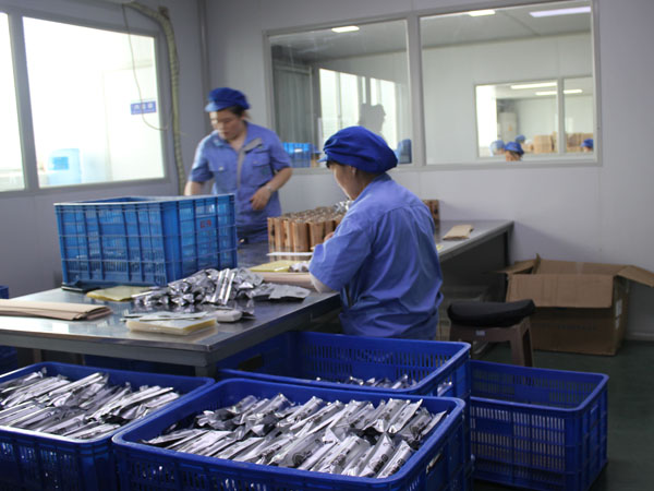 自己做膏藥生產(chǎn)商自己建廠合適還是找代加工廠家合作貼牌？